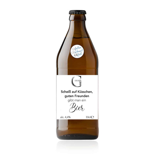 Bier mit Spruch. Scheiß auf Küsschen, guten Freunden gibt man ein Bier.