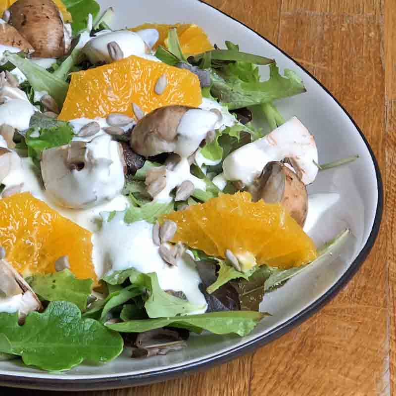 Blattsalat mit Orangenfilets und Pilzen
