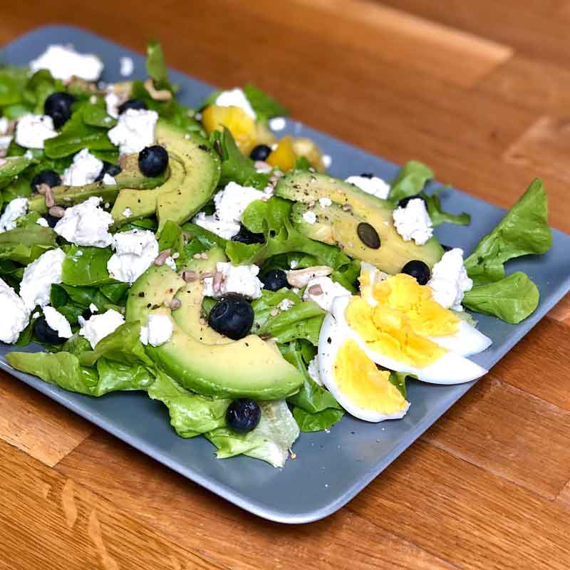 Blaubeer- Avocado Salat mit Feta und Ei
