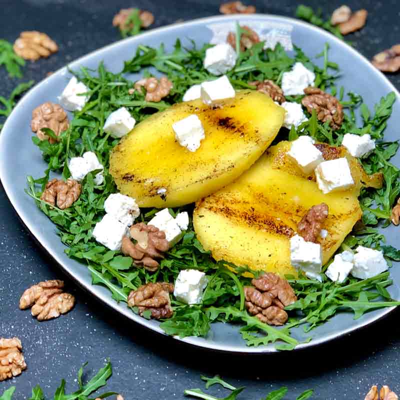 Gegrillte Mango auf Rucolasalat mit Walnüssen