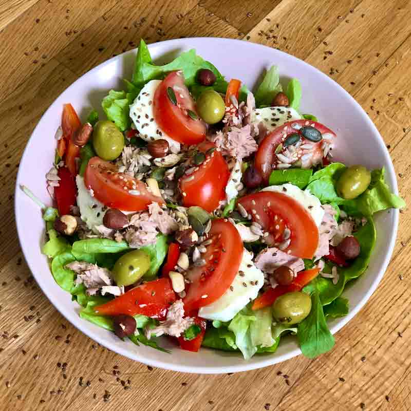 Haselnuss-Sesam Salat mit Thunfisch