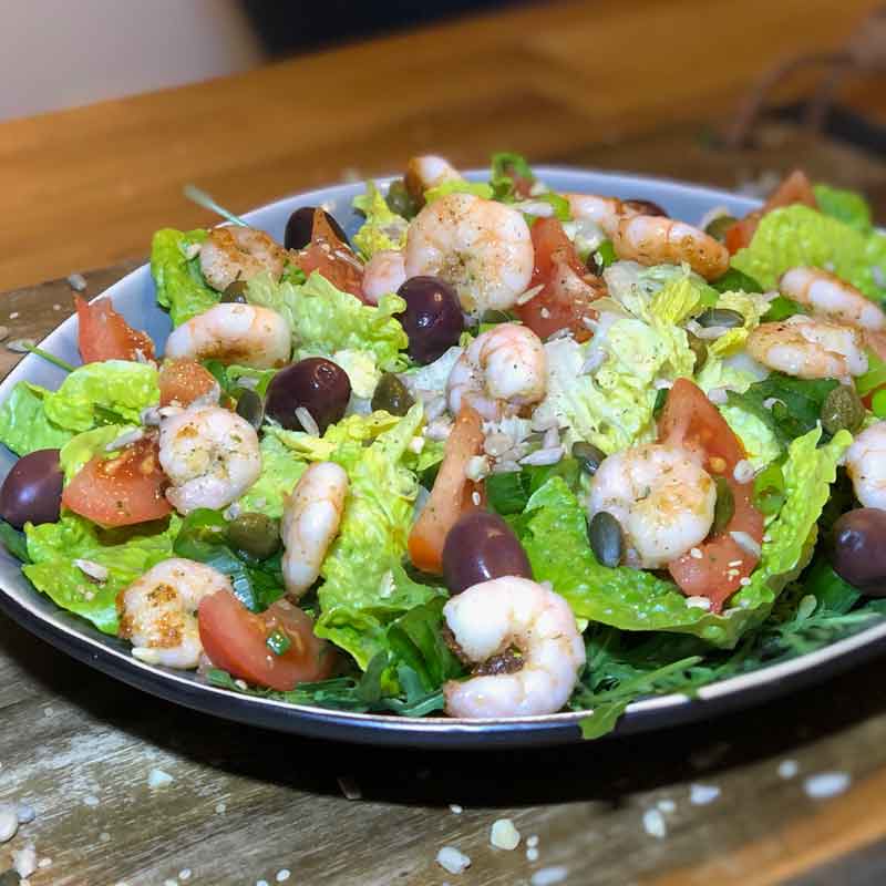 Salat mit in Bärlauchöl marinierten Scampi