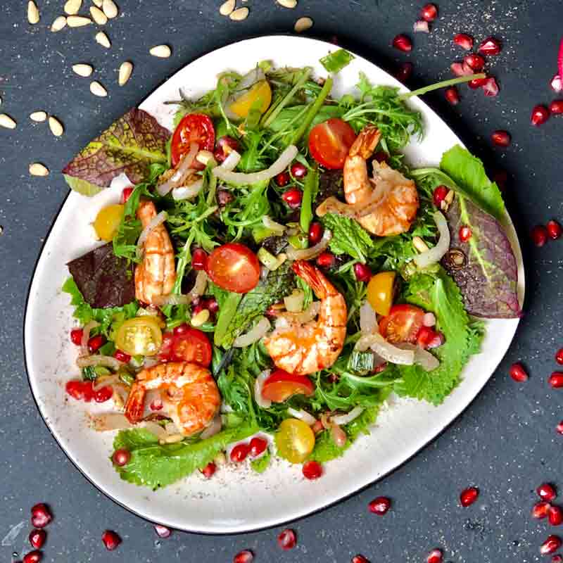 Knackiger Salat mit frischen Garnelen
