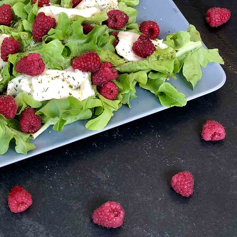 Lauwarmer Ziegenkäse mit Himbeeren und Blattsalat