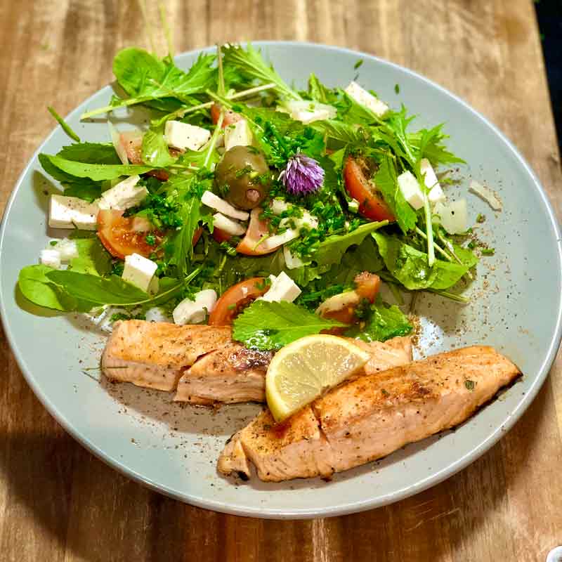 Limonen-Lachs auf frischem Gartensalat