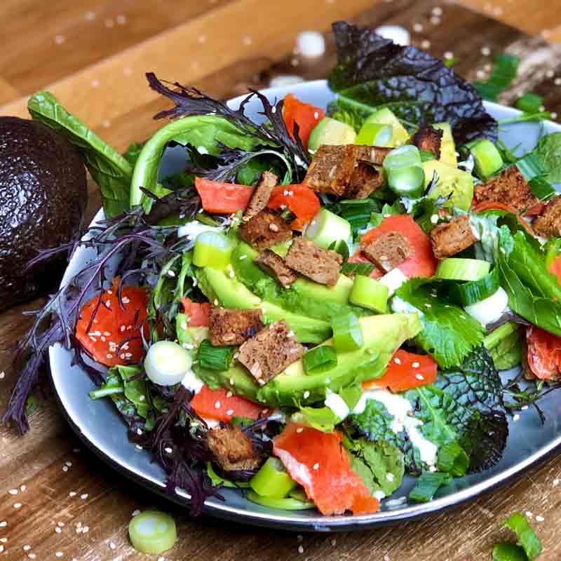 Räucherlachs und Avocado auf Blattsalat