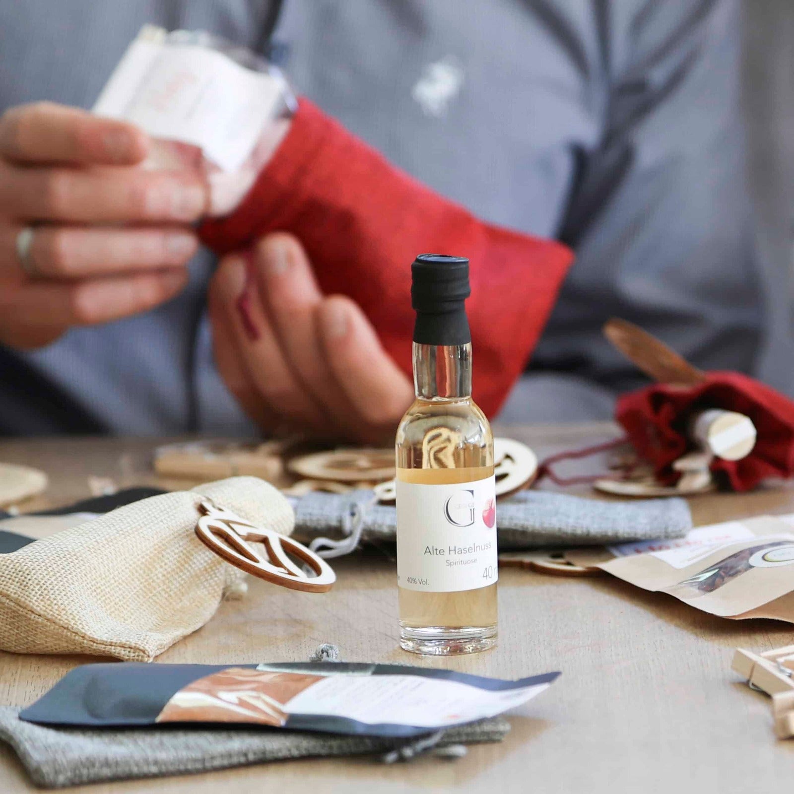 Hochwertiges Genuss-Adventskalender-Set von Genial Genießen für Frauen mit 24 liebevoll zusammengestellten kulinarischen Überraschungen für jeden Tag im Dezember.