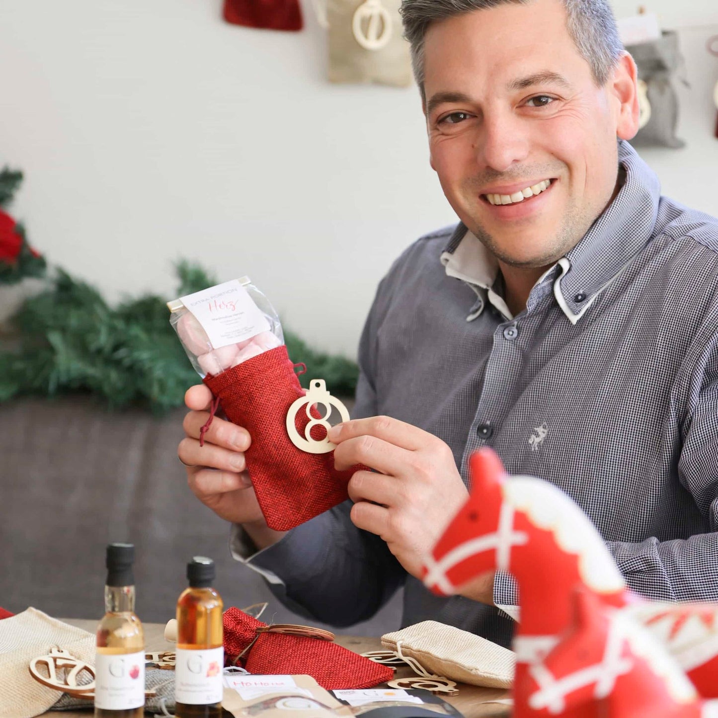 Adventskalender-Set für Sie von Genial Genießen mit einer vielfältigen Auswahl an Feinkostprodukten wie Gewürzen, Ölen und süßen Kleinigkeiten für eine genussvolle Adventszeit.