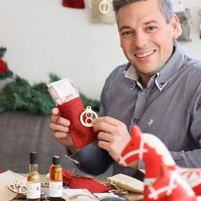 Adventskalender-Set für Sie von Genial Genießen mit einer vielfältigen Auswahl an Feinkostprodukten wie Gewürzen, Ölen und süßen Kleinigkeiten für eine genussvolle Adventszeit.
