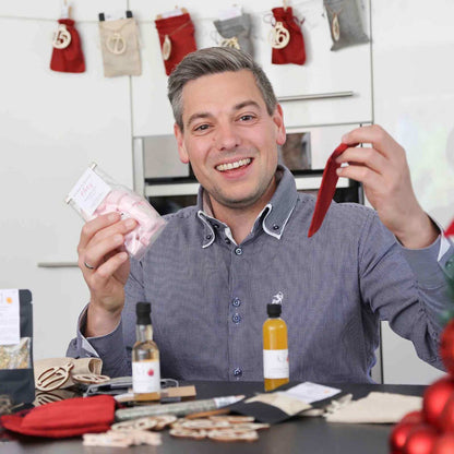 Adventskalender-Set für Grillgenüsse von Genial Genießen mit 24 ausgewählten BBQ-Spezialitäten wie Gewürzen, Ölen und feinen Genussprodukten für die Vorweihnachtszeit.