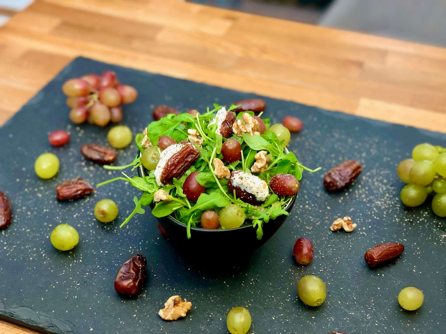 Salat-Box Gefuellte Datteln mit Ziegenkaese