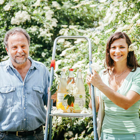 Vater-und-Tochter-mit-Flaschen-und-Blüten_1500x1500_ag_01
