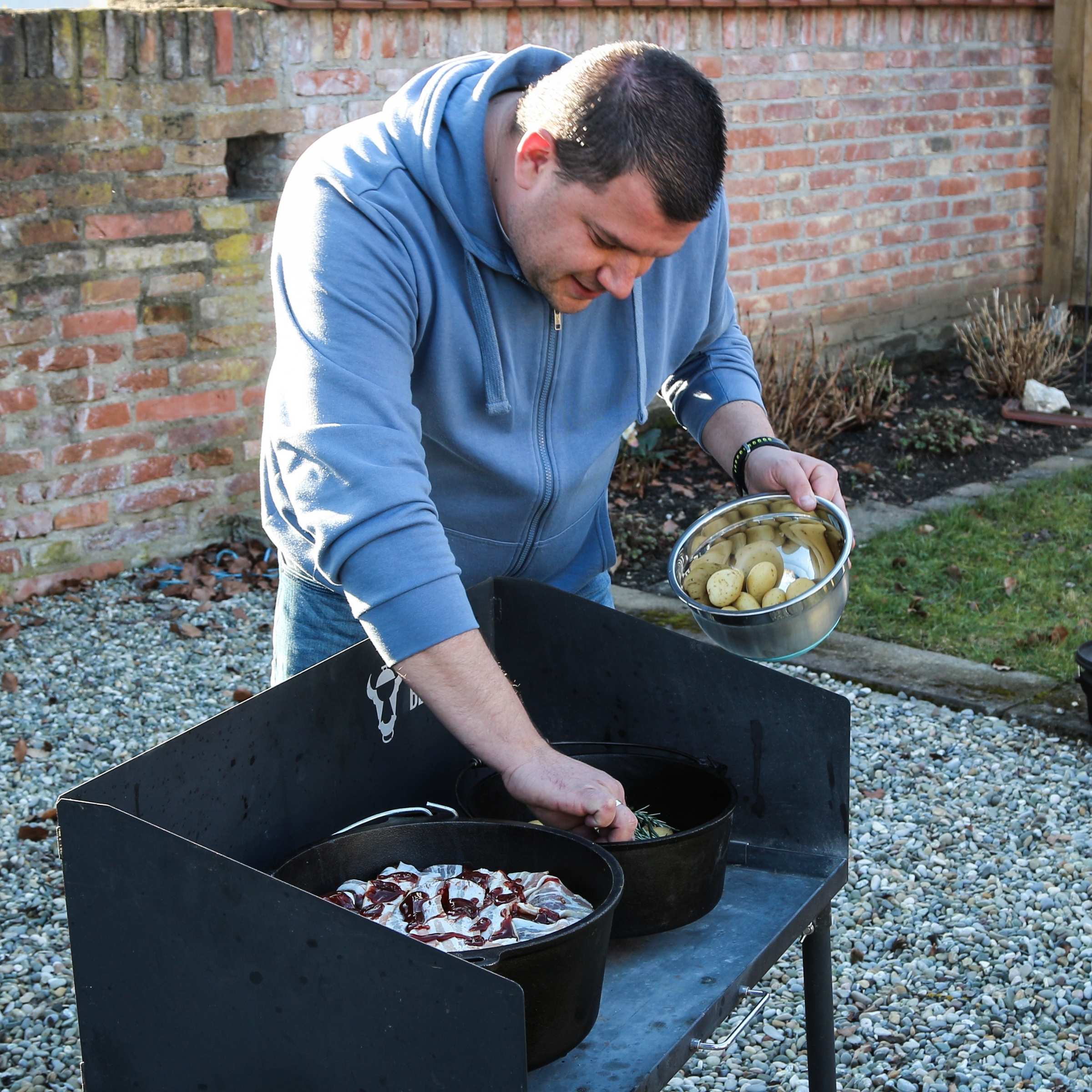 Andreas Bauer von Mobile Kochschule von Dutch Oven Profi Andreas Bauer bei der Zubereitung von Dutch Oven