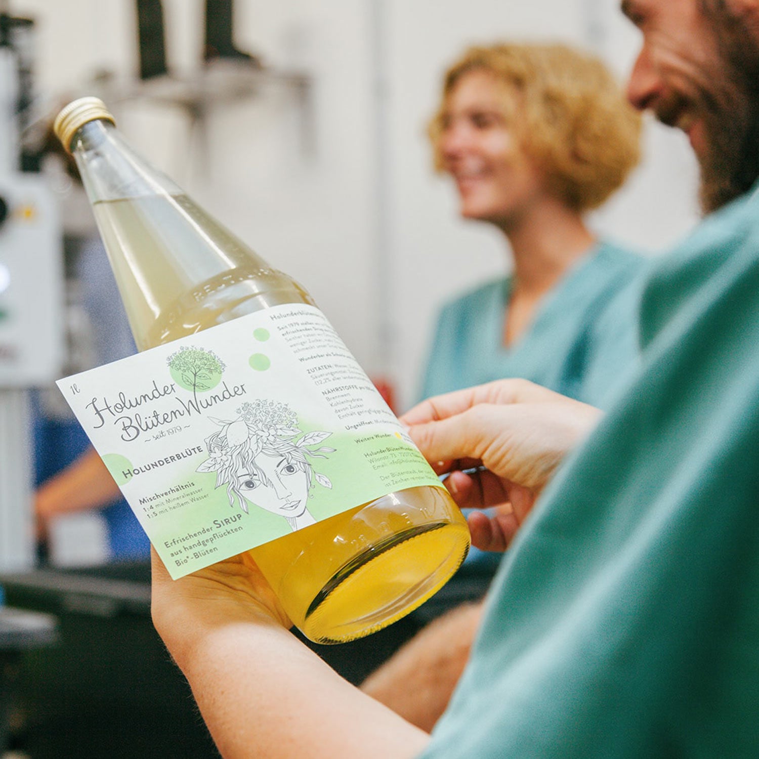 HolunderBlütenWunder Holunderblüten Sirup Flasche etikettieren