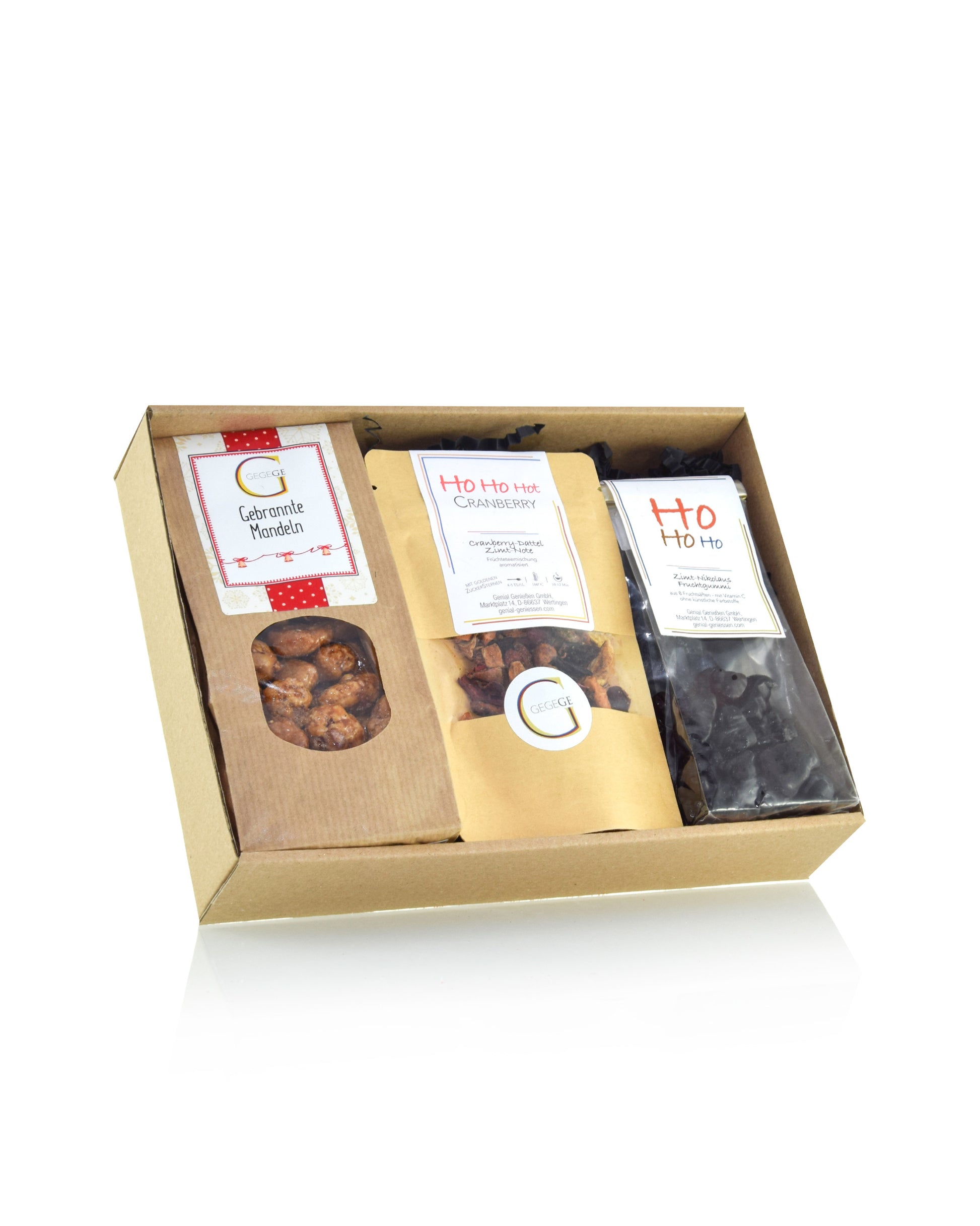 Nikolaus Geschenktüte von Genial Genießen mit weihnachtlichen Leckereien wie Cranberry Tee, Zimtnikoläusen, Marshmallows und Pflaumenlikör in nachhaltiger Kraftpapiertüte.