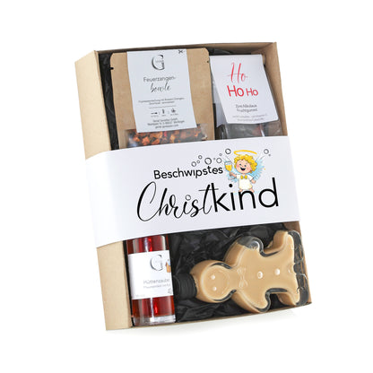 Genial Genießen Beschwipstes Christkind Geschenkset mit Pflaumenlikör, Feuerzangenbowle-Tee, weihnachtlichen Fruchtgummis und gefülltem Lebkuchenmann in einer hochwertigen Geschenkverpackung für die Advents- und Weihnachtszeit.