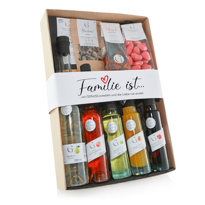 Geschenkset „Familie, Genuss, Liebe“ von Genial Genießen mit einer großen Auswahl an Feinkostspezialitäten wie Ölen, Balsamico, Gewürzen, Tee und süßen sowie herzhaften Genussmomenten für gemeinsame Zeit mit der Familie.