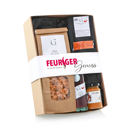 Feuriges Genuss-Geschenkset von Genial Genießen mit Chili Öl, Chili Nudeln, Jalapeño Dip, Knoblauch-Chili Salz und Chili-Mango Senf für intensive und scharfe Geschmackserlebnisse in der Küche.