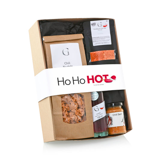 GeGeGe HoHoHot Geschenkset von Genial Genießen mit würziger Chilisauce, scharfen Snacks und ausgewählten Feinkostprodukten als originelle Geschenkidee für Liebhaber feuriger Genüsse.