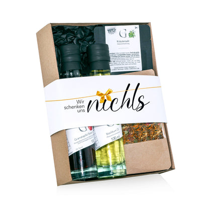 Genial Genießen Wir schenken uns nichts Neutral Geschenkset mit ausgewählten kleinen Genussartikeln in schlichter Verpackung als humorvolle Geschenkidee ohne festliches Motiv.