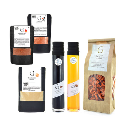 Feinkost Grillset Mann am Grill von Genial Genießen mit ausgewählten BBQ Spezialitäten wie Dip Gewürz, Zwiebelsalz und Dattel Crema für Grillabende