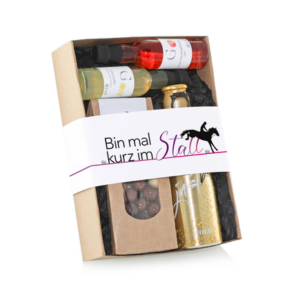 Hobby-Set „Bin mal kurz im Stall“ von Genial Genießen mit Secco, Limoncello, Weinbergpfirsich-Likör und Schokoladen-Knusperkugeln als genussvolles Geschenk für Pferdeliebhaber.