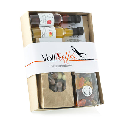 Hobby-Set „Volltreffer“ von Genial Genießen mit ausgewählten Feinkostspezialitäten wie Fruchtgummis, Schokolade, Kräutertee und fruchtigen Essig-Minis als Geschenk für Fußballfans und Genießer.