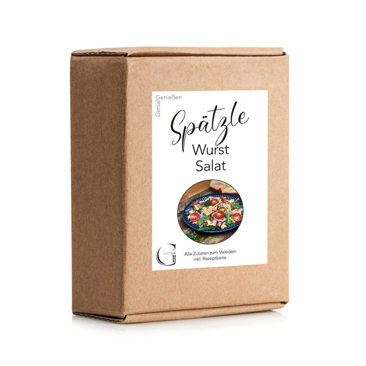 Liebevoll zusammengestellte Spätzle-Wurstsalat Box von Genial Genießen mit feinen Zutaten für einen würzigen Salat aus Spätzle, Wurst und ausgewählten Feinkostkomponenten.