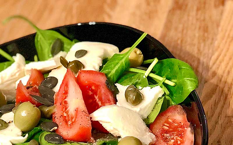 Babyspinat Salat Rezept mit Tomaten und Mozzarella